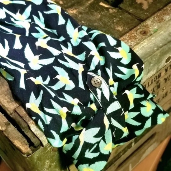 Two by Vince Camuto Button Down Bird Print top - Picture 4 of 7